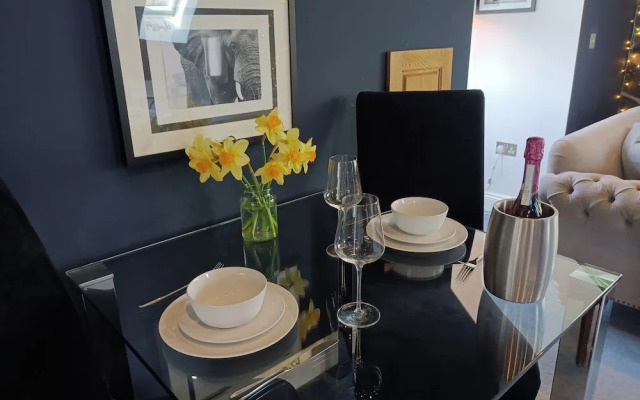 Romantic Chalet- Hot Tub- Games Room-stream-views