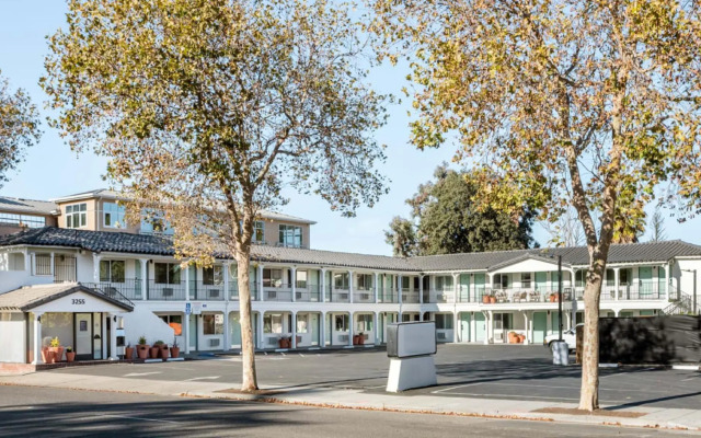 Palo Alto Lodge