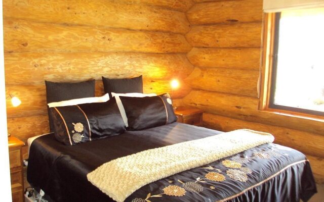 The Hollows Luxury Log Cabin