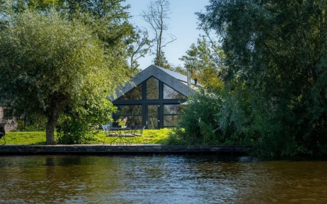 Waterlodge Tomke in Nes