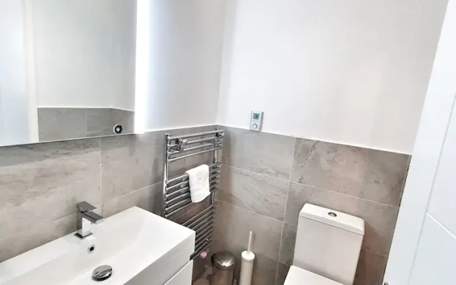 Modern Executive Apartment in Reading