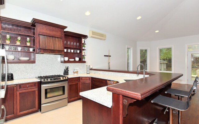 Lavish 4BR House with Ravine Backyard