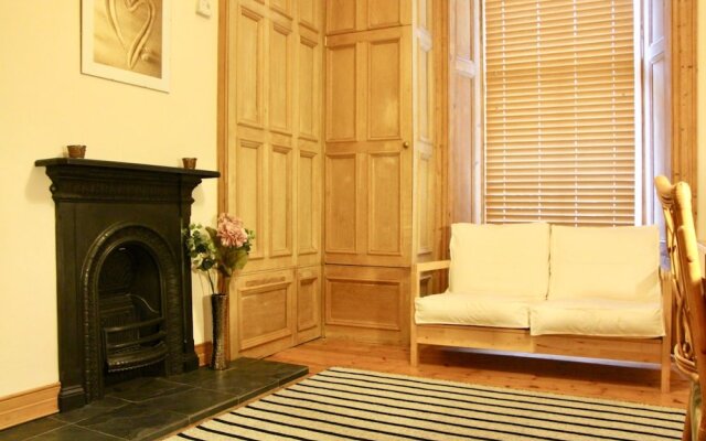 Traditional 2 Bedroom Apartment in Edinburgh