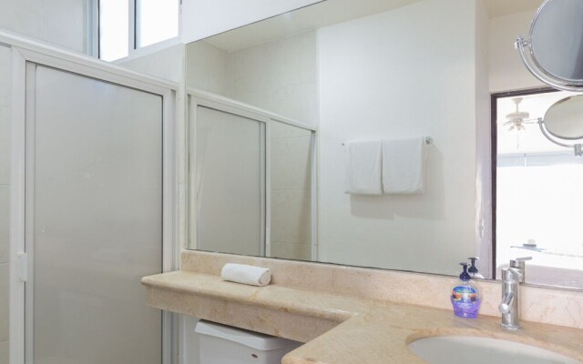 Spacious 2BR Condo Well-located Wifi Concierge