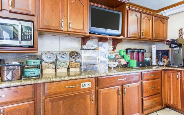 Econo Lodge Inn & Suites Griffin North