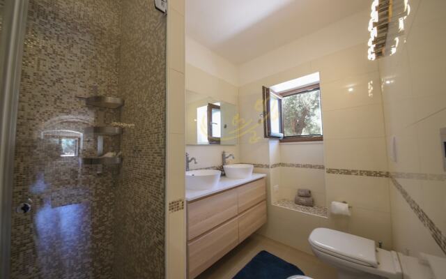 TD Villa Ricchiari Traditional Villa with Designer Pool
