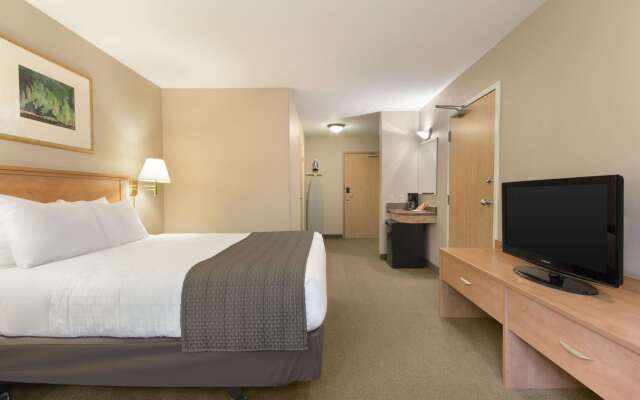 Days Inn & Suites by Wyndham Thunder Bay