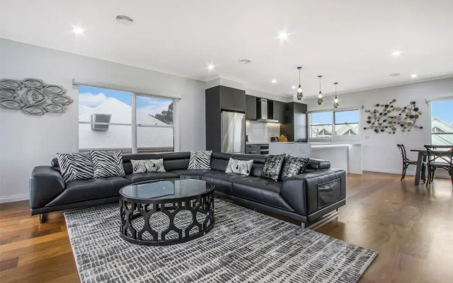 The Apartment, Metung