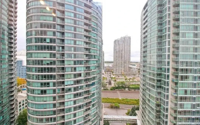 Presidential 1 Bedroom Condo across CN Tower