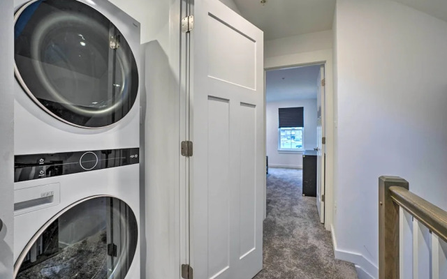 Modern Townhome 4 Mi to Downtown Frederick!