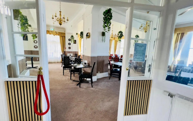 Four Oaks Hotel