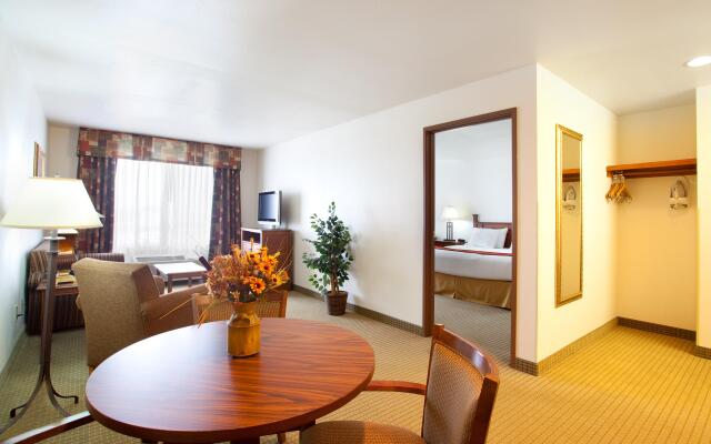 Holiday Inn Express & Suites Mattoon, an IHG Hotel