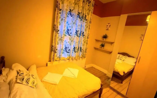 Spacious House- Parking, Garden & Central Location