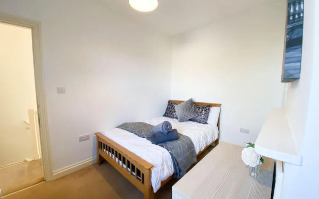 Central 4-bed House in Reading