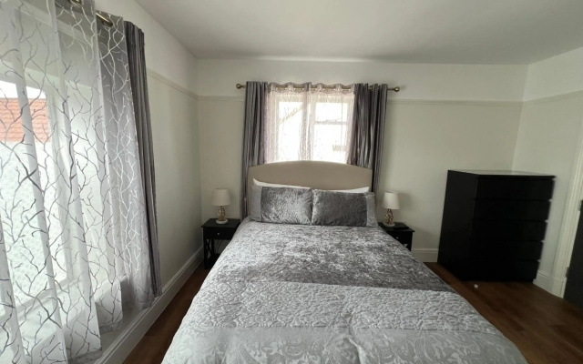 Beautiful 2b Apt in the Heart of Glastonbury.