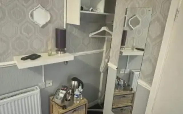 Runway Guest House - Adult Only