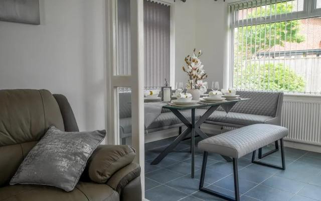 Stylish 4 Bed Apartment- Private Garden & Sleeps 8