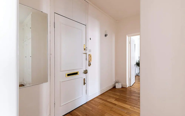 Modern 2 Bedroom Flat Near Queensway