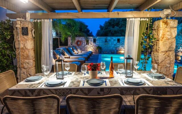 Villa Evie's -Spacious -4 apt'ς -with heated pool