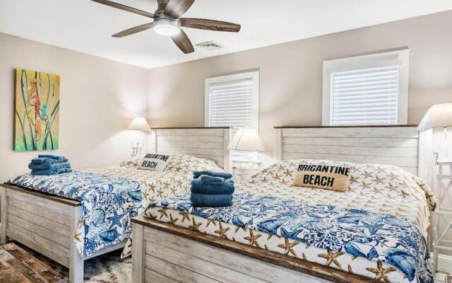 Close to AC Steps to Beach Parking