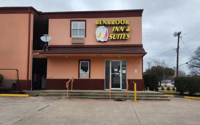 Benbrook Inn & Suites by OYO Fort Worth I-20