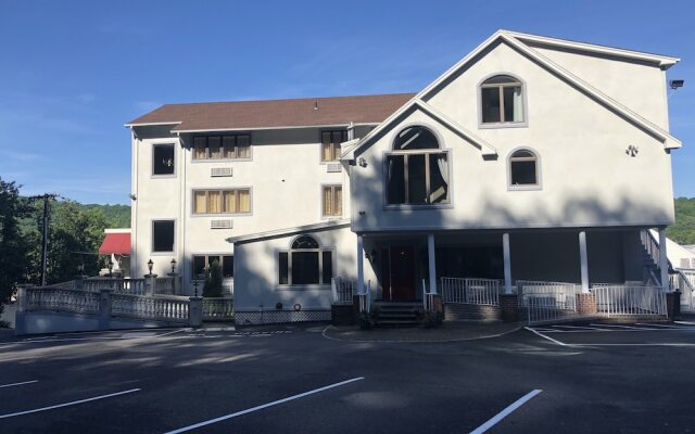 Villa On The River Inn