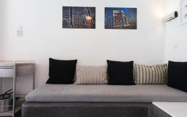 Acropolis apt with balcony - DM17