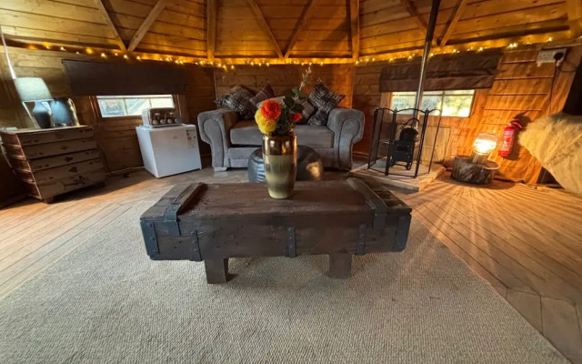 Hobbit Haven Hot Tub and Countryside Bliss