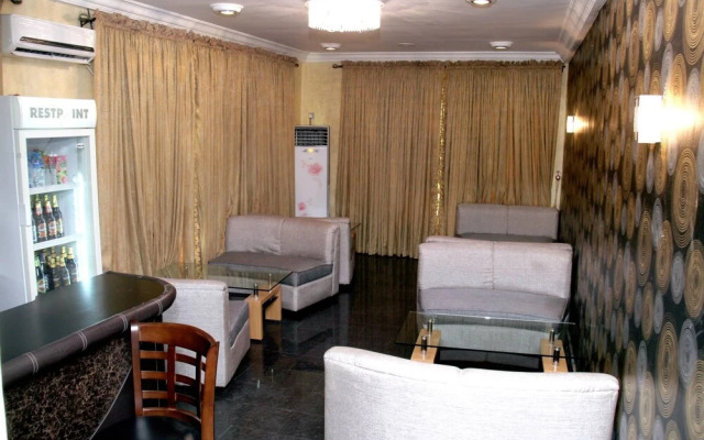 Queensgate Continental Hotel and Suites