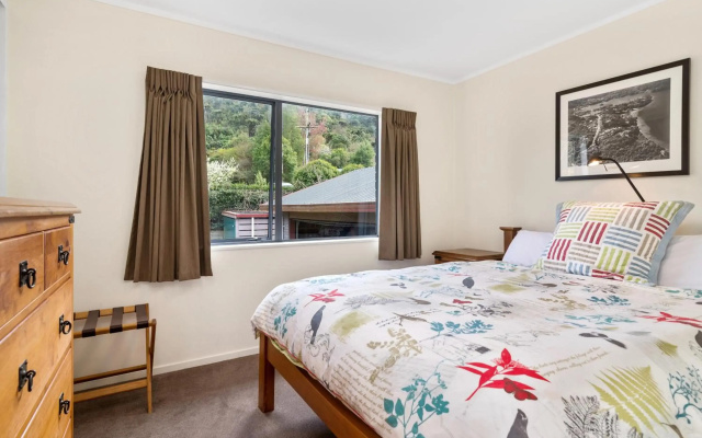 Lakeside Escape - Lake Tarawera Holiday Home