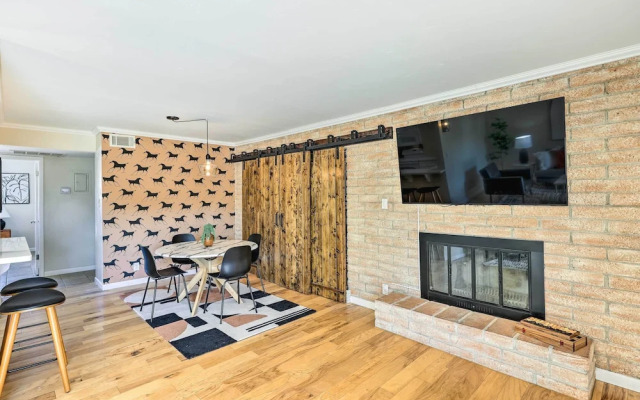 Stunning Old Town Condo: Pool & Sunset Views!