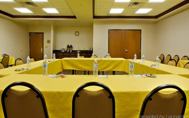 Holiday Inn Express & Suites Levelland by IHG