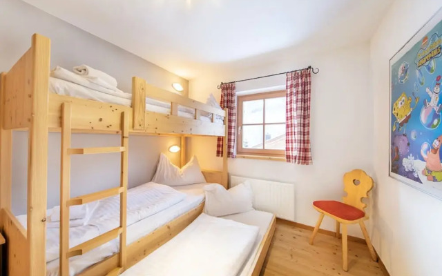 Cozy Chalet with Sauna near Königsleiten
