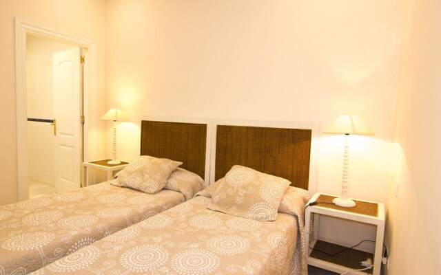 OleHolidays Azalea Playa junto a Puerto Banús