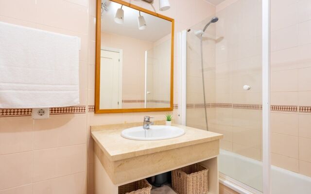 2BR  Apartment with Sea View, Gym and Pool Ref 129