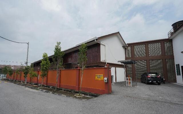 Oyo 89334 Little Kampung Studio