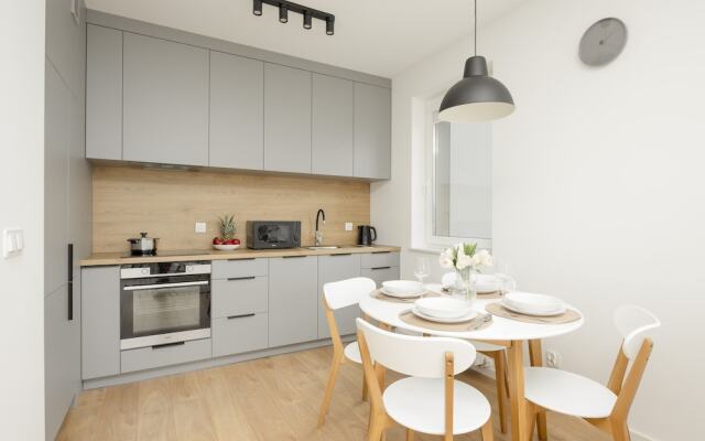 Apartment With Desk in Gdansk by Renters