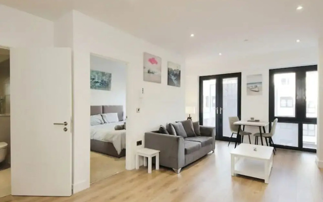 Modern Comfort: Seven Stays Broadoaks