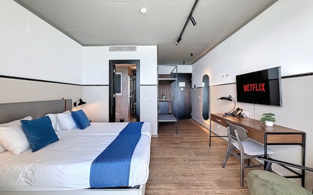 South 32 Hotel by Zzzing