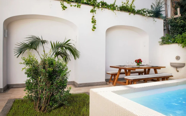 Luxury Apartment with Garden and Pool