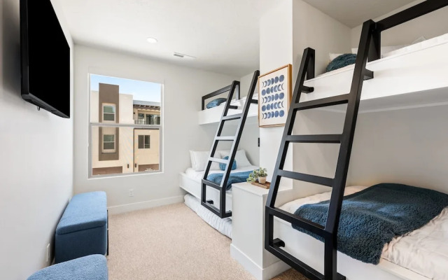 Green Acres 8 Bedroom Townhouse