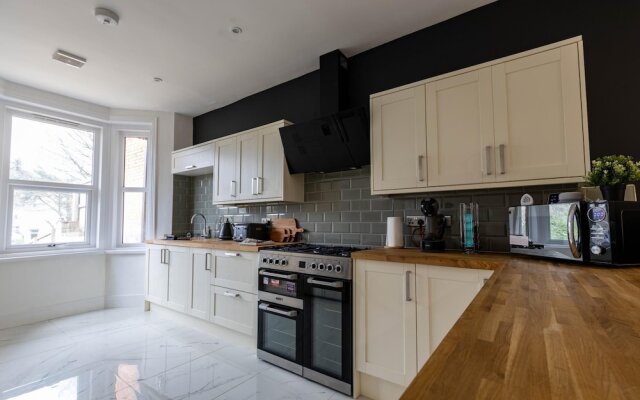 Kensington Place - 4 Bedroom Home w Free Parking