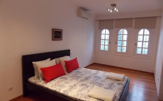 Very Pretty House In Great Location