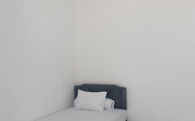 OYO Life 92780 Kost Bara