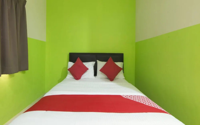 OYO 44072 Mines Cempaka Hotel