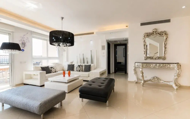 Apartment with Sauna, Hot Tub & Parking