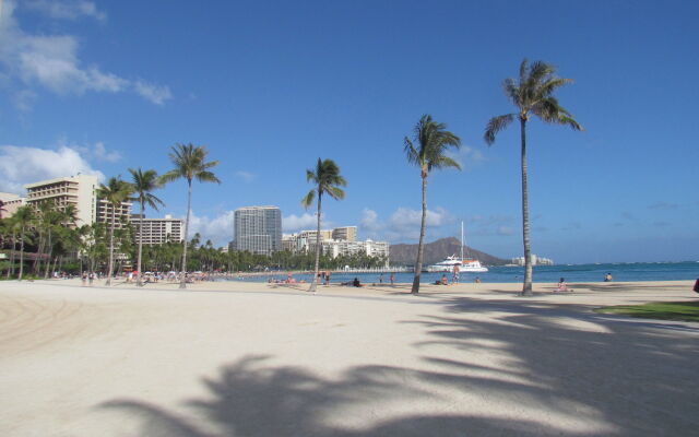 Waikiki Banyan - Walk to the Beach