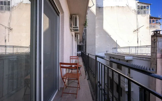 Cozy 2BR Near Metro Acropolis View