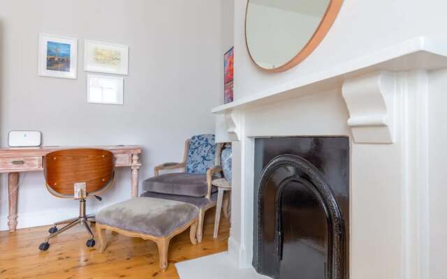 Stylish 1 Bedroom Apartment in Nine Elms With Garden