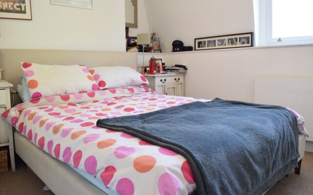 2 Bedroom Top Floor Apartment in Islington